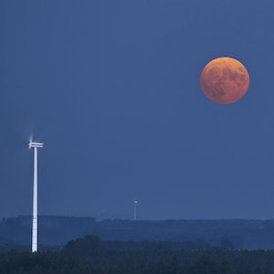 Vollmond über Windrad