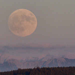 Vollmond über den Bergen