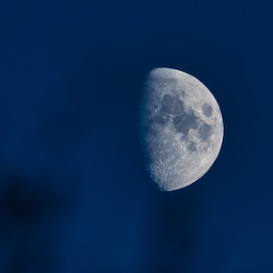 Mond vom Boden aus